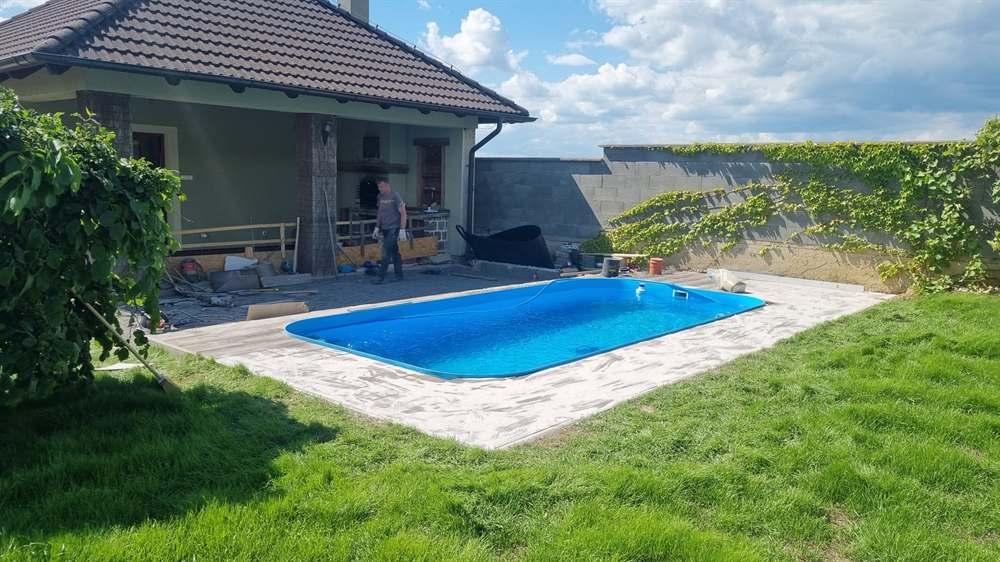 Hotový bazén s upraveným okolím